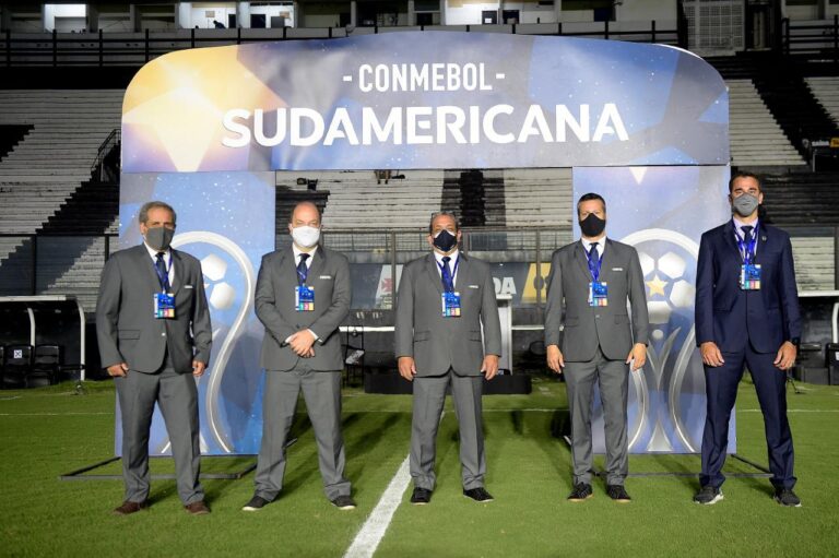 Oficiais de Partida - Estádio São Januário - Rio de Janeiro (Foto: Staff Images)